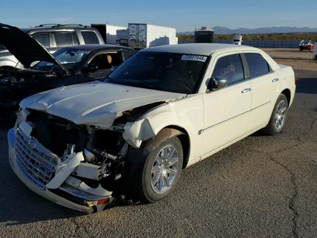 2C3KA63H97H848527 - 2007 CHRYSLER 300C WHITE photo 2