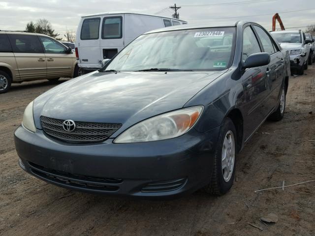 4T1BE32K22U520542 - 2002 TOYOTA CAMRY LE GREEN photo 2