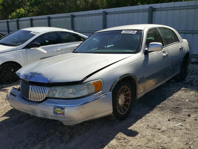 1LNHM82W01Y713101 - 2001 LINCOLN TOWN CAR S SILVER photo 2