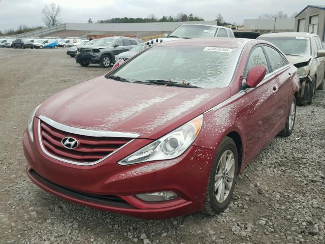 5NPEB4AC9DH742910 - 2013 HYUNDAI SONATA GLS RED photo 2