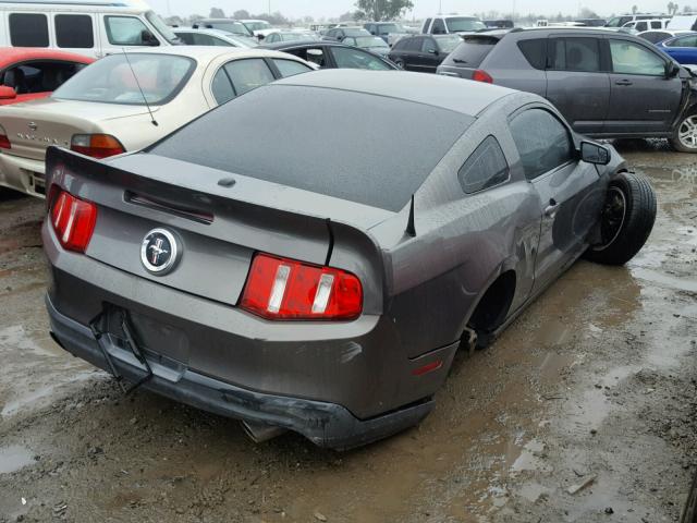 1ZVBP8AM7B5166409 - 2011 FORD MUSTANG GRAY photo 4