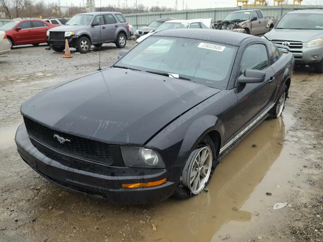 1ZVFT80N355221319 - 2005 FORD MUSTANG BLACK photo 2