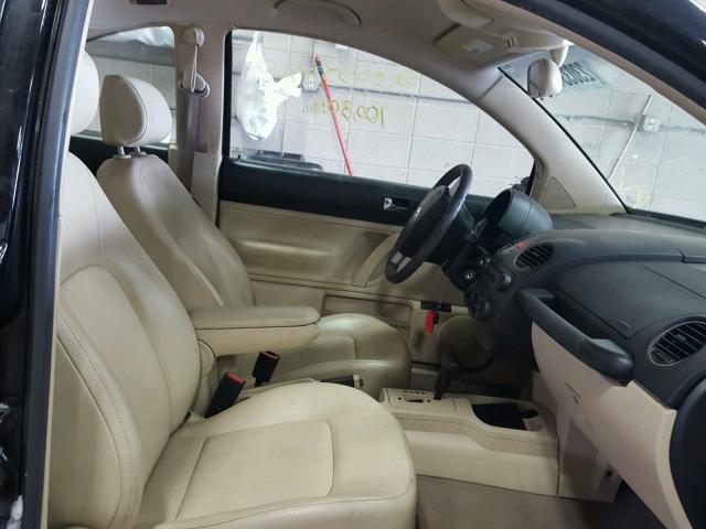 3VWPW3AG6AM020615 - 2010 VOLKSWAGEN NEW BEETLE 黑色 照片 5