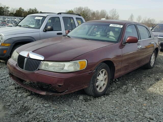 1LNHM82W82Y644823 - 2002 LINCOLN TOWN CAR S BURGUNDY photo 2