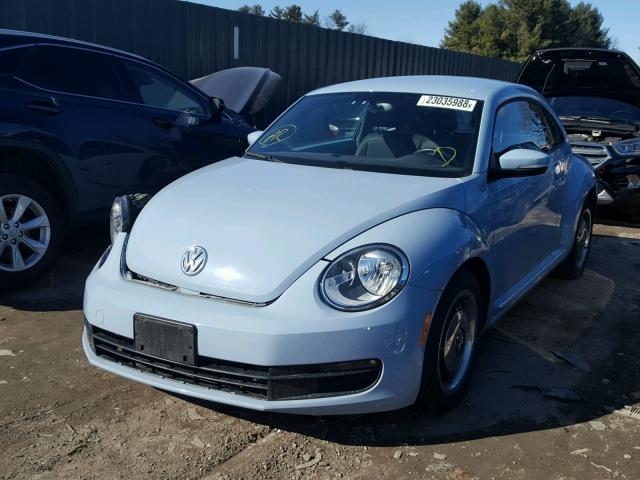 3VWJP7AT2CM664736 - 2012 VOLKSWAGEN BEETLE BLUE photo 2