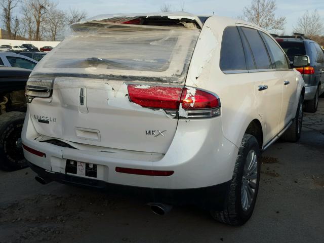 2LMDJ6JKXBBJ00934 - 2011 LINCOLN MKX WHITE photo 4