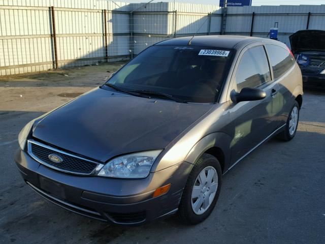 1FAHP31N17W342564 - 2007 FORD FOCUS ZX3 GRAY photo 2