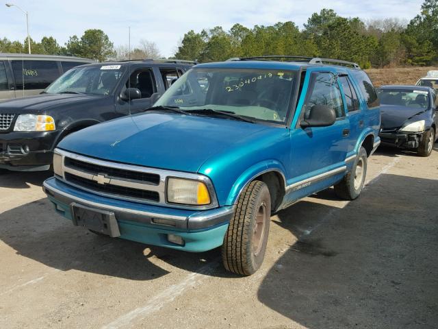 1GNCS13W2T2116572 - 1996 CHEVROLET BLAZER GREEN photo 2