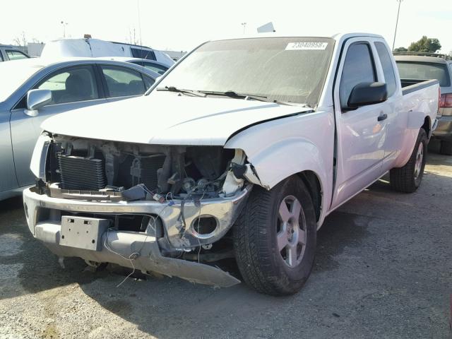 1N6AD06UX6C453405 - 2006 NISSAN FRONTIER K WHITE photo 2