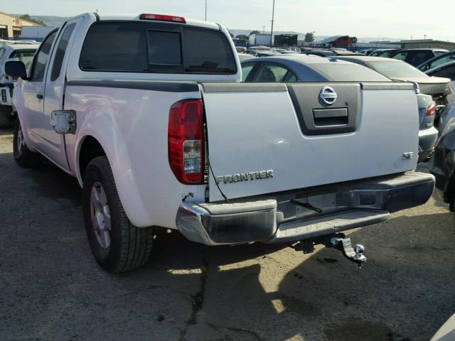 1N6AD06UX6C453405 - 2006 NISSAN FRONTIER K WHITE photo 3