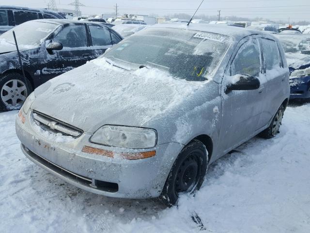 KL1TD66668B091654 - 2008 CHEVROLET AVEO BASE SILVER photo 2