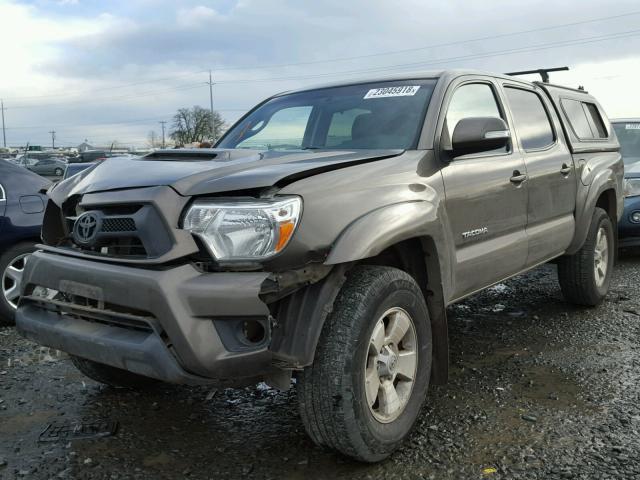 3TMLU4EN9FM174636 - 2015 TOYOTA TACOMA DOU BROWN photo 2