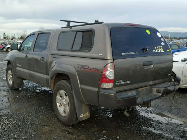 3TMLU4EN9FM174636 - 2015 TOYOTA TACOMA DOU BROWN photo 3