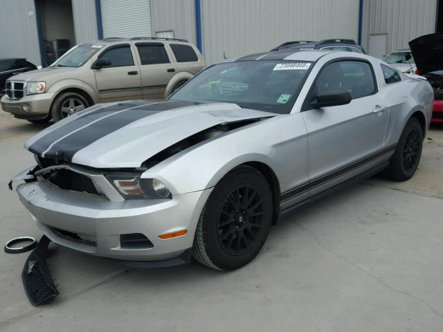 1ZVBP8AM5B5166649 - 2011 FORD MUSTANG SILVER photo 2