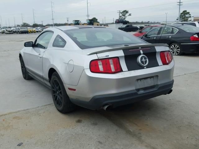 1ZVBP8AM5B5166649 - 2011 FORD MUSTANG SILVER photo 3