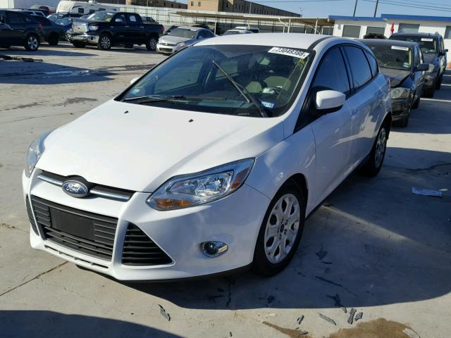 1FAHP3K20CL320524 - 2012 FORD FOCUS SE WHITE photo 2