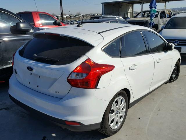 1FAHP3K20CL320524 - 2012 FORD FOCUS SE WHITE photo 4