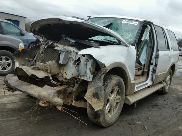 1FMFU18565LB11738 - 2005 FORD EXPEDITION WHITE photo 2