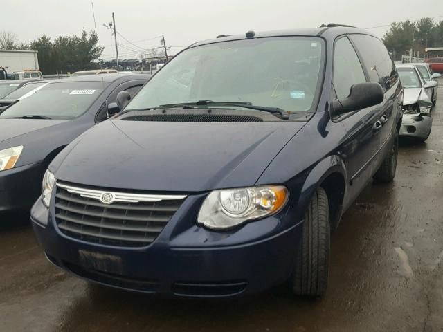 2C4GP44R15R385074 - 2005 CHRYSLER TOWN & COU BLUE photo 2