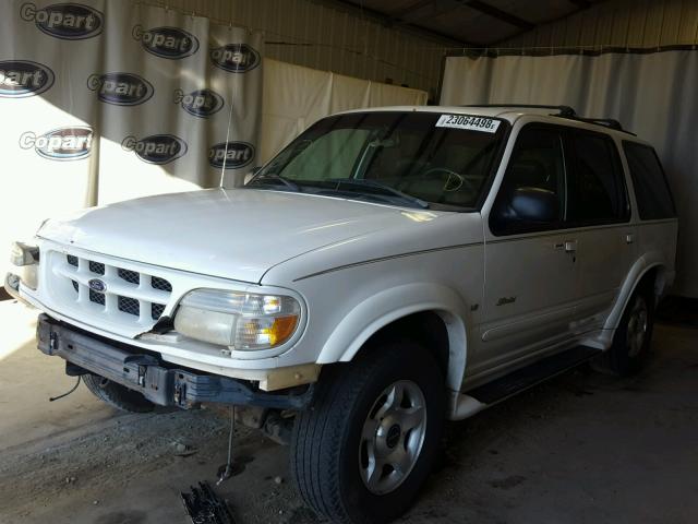 1FMZU85PXYZA19853 - 2000 FORD EXPLORER L WHITE photo 2