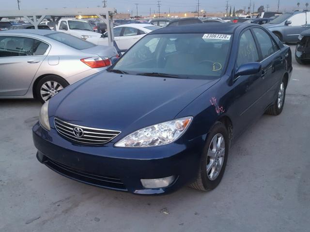 JTDBF32K050165240 - 2005 TOYOTA CAMRY LE BLUE photo 2