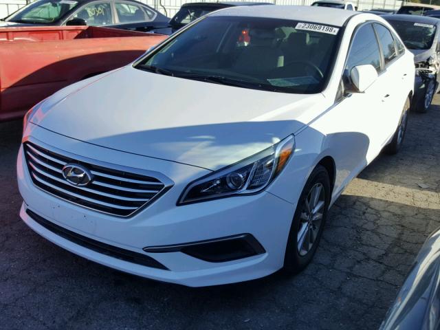 5NPE24AF7GH372104 - 2016 HYUNDAI SONATA SE WHITE photo 2