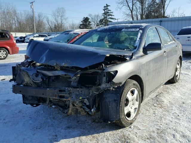 4T4BE46K09R091207 - 2009 TOYOTA CAMRY BASE GRAY photo 2