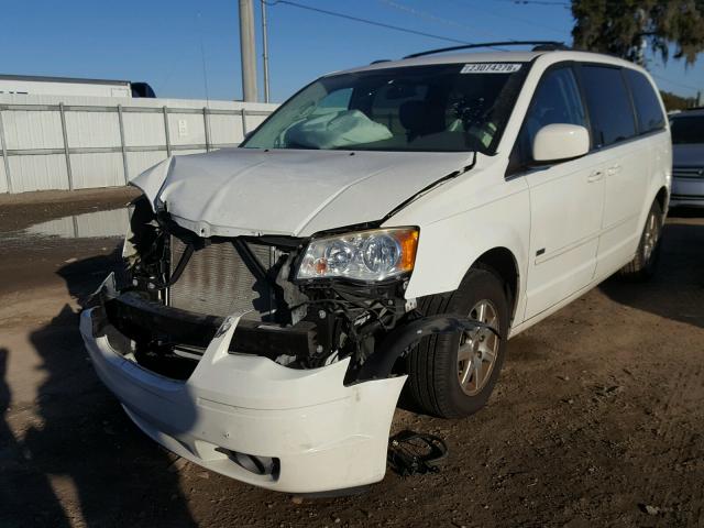 2A8HR54P08R701273 - 2008 CHRYSLER TOWN & COU WHITE photo 2