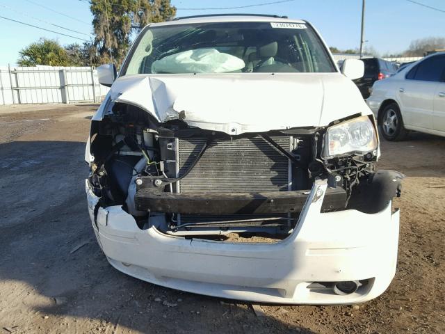 2A8HR54P08R701273 - 2008 CHRYSLER TOWN & COU WHITE photo 9