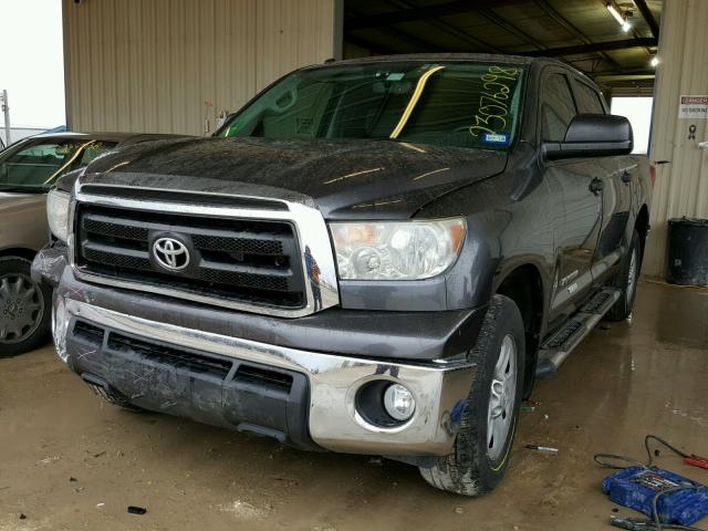 5TFEM5F11DX058610 - 2013 TOYOTA TUNDRA CRE GRAY photo 2