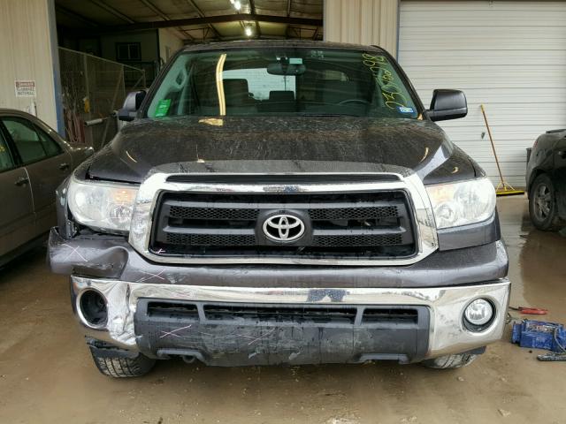 5TFEM5F11DX058610 - 2013 TOYOTA TUNDRA CRE GRAY photo 9