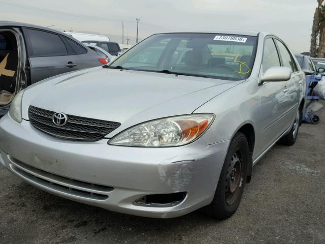 JTDBE32K620053119 - 2002 TOYOTA CAMRY LE SILVER photo 2