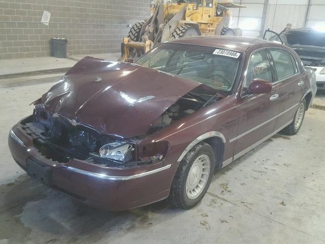 1LNHM81W6YY839295 - 2000 LINCOLN TOWN CAR E BURGUNDY photo 2