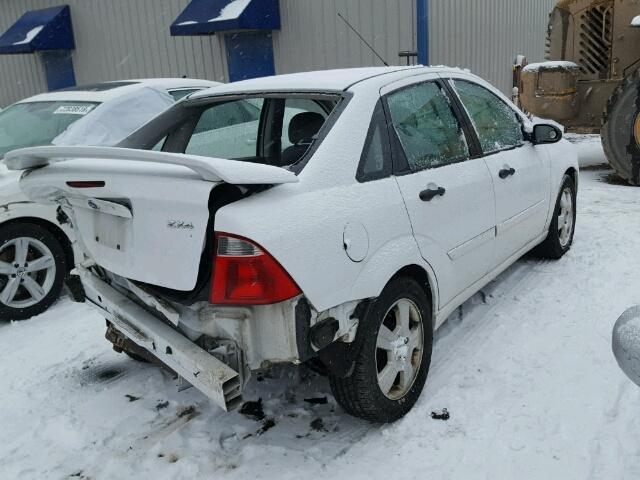 1FAFP34N45W208390 - 2005 FORD FOCUS ZX4 WHITE photo 4