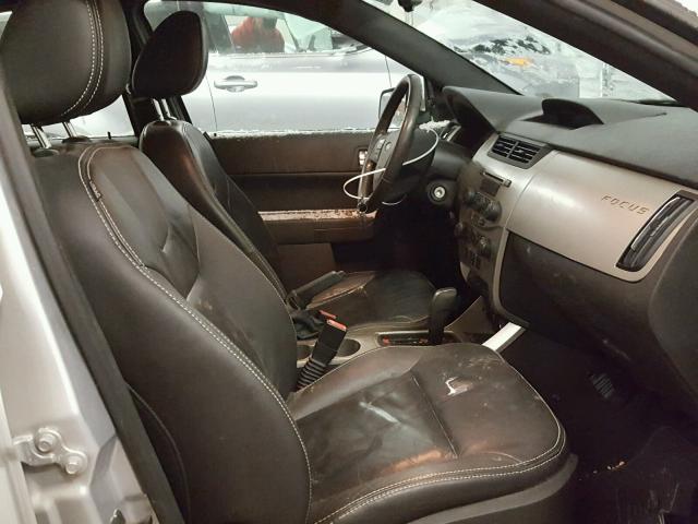 1FAHP35N18W132865 - 2008 FORD FOCUS SE SILVER photo 5