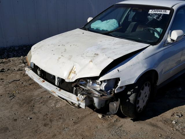 1HGCG56401A124797 - 2001 HONDA ACCORD LX WHITE photo 9