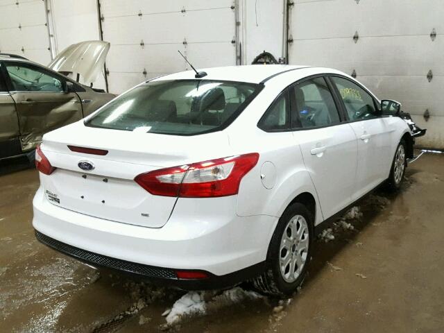 1FAHP3F22CL321961 - 2012 FORD FOCUS SE WHITE photo 4