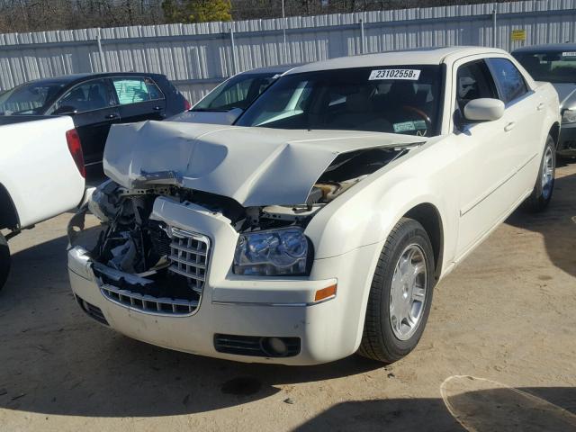 2C3JA53G95H155306 - 2005 CHRYSLER 300 TOURIN CREAM photo 2