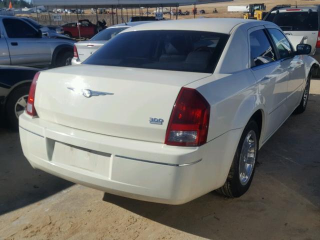 2C3JA53G95H155306 - 2005 CHRYSLER 300 TOURIN CREAM photo 4