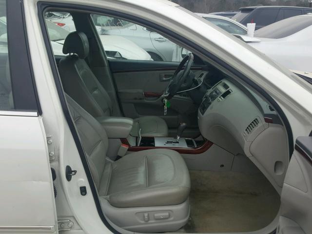 KMHFC46F26A104332 - 2006 HYUNDAI AZERA SE WHITE photo 5