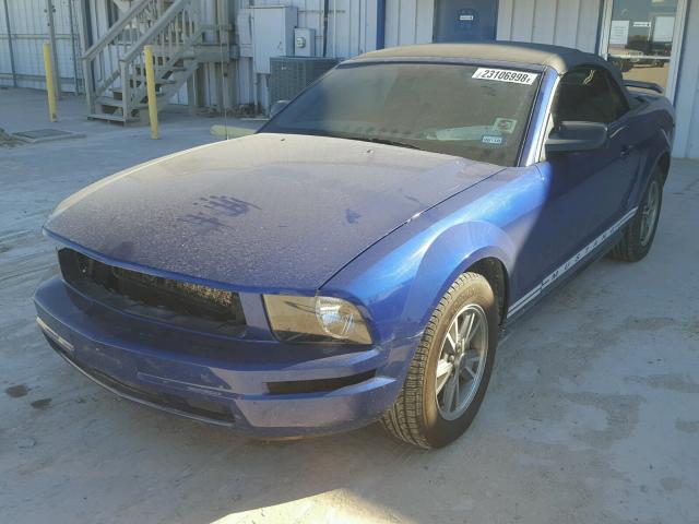 1ZVFT84N055232532 - 2005 FORD MUSTANG BLUE photo 2