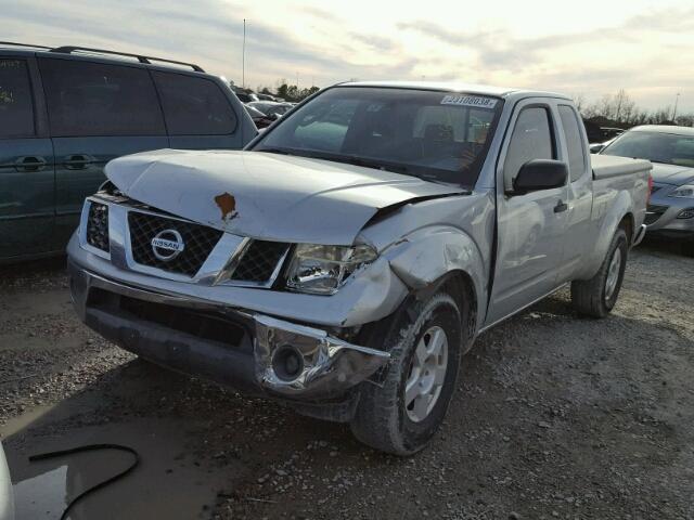 1N6AD06U77C417043 - 2007 NISSAN FRONTIER K SILVER photo 2