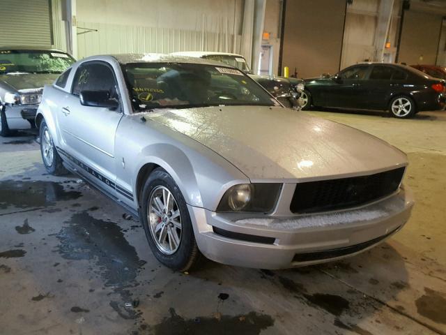 1ZVFT80N465192933 - 2006 FORD MUSTANG SILVER photo 1