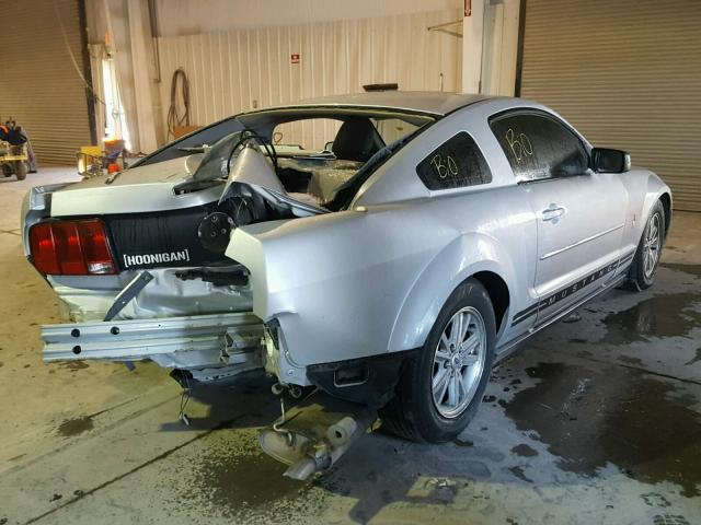 1ZVFT80N465192933 - 2006 FORD MUSTANG SILVER photo 4