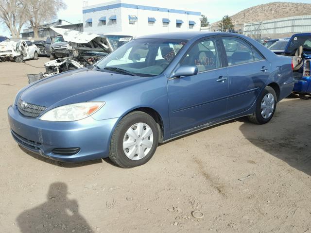 JTDBE32K340275412 - 2004 TOYOTA CAMRY LE BLUE photo 2