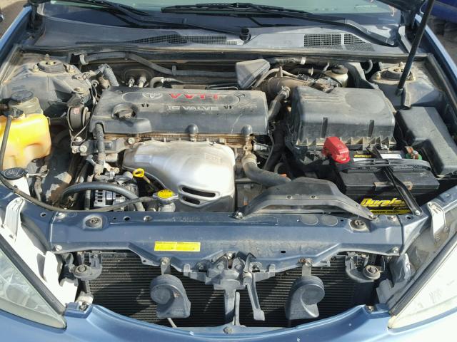 JTDBE32K340275412 - 2004 TOYOTA CAMRY LE BLUE photo 7