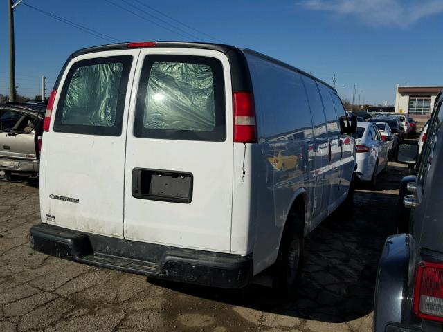 1GCGG25CX91124857 - 2009 CHEVROLET EXPRESS G2 WHITE photo 4