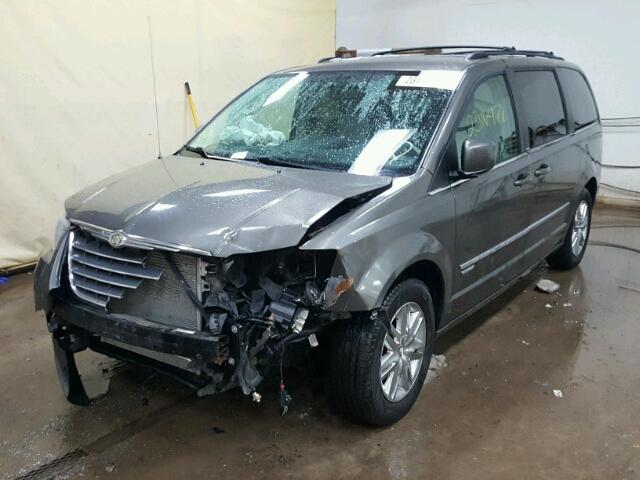 2A4RR5D11AR286682 - 2010 CHRYSLER TOWN & COU GRAY photo 2