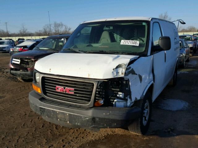 1GTFG15XX61155112 - 2006 GMC SAVANA G15 WHITE photo 2