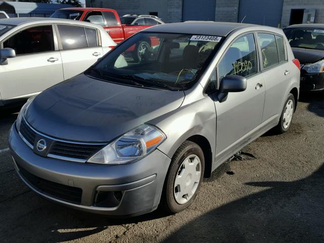 3N1BC13E19L363570 - 2009 NISSAN VERSA S GRAY photo 2